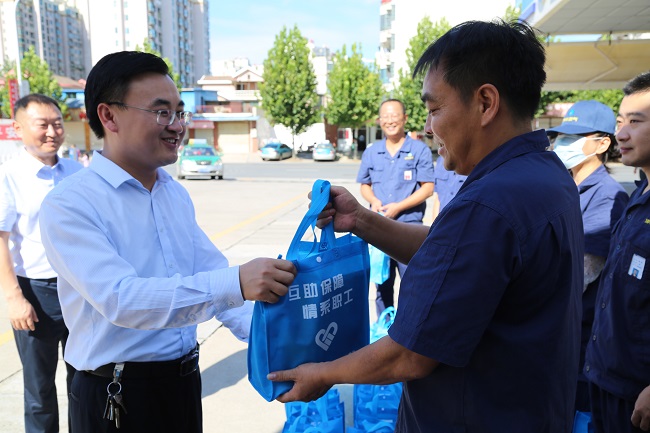 安全為本  情系職工——高溫季，安慶港華為職工撐起“遮陽傘”